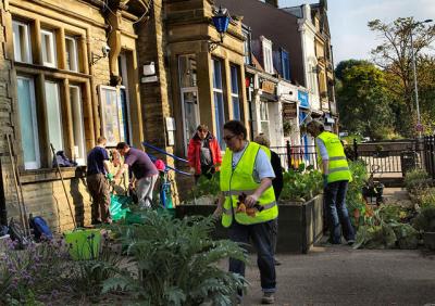 Incredible Edible Todmorden volunteer team gardening outside the housing residence in the city. Provided by: <a href="http://www.incredible-edible-todmorden.co.uk/" target="_blank">Incredible Edible Todmorden team</a>.