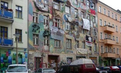Berlin-Friedrichshain: Rigaer Str. 78, Hausbesetzerszene, by Angela M. Arnold