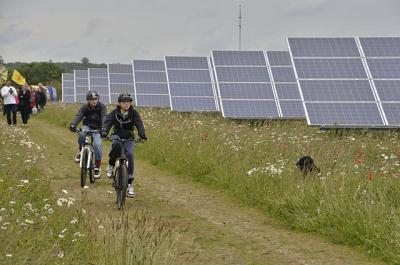 Photo by <a data-cke-saved-href="https://en.wikipedia.org/wiki/Community_solar_farm#/media/File:Westmill_Solar_Cooperative_1.jpg" href="https://en.wikipedia.org/wiki/Community_solar_farm#/media/File:Westmill_Solar_Cooperative_1.jpg" target="_blank">Ben Cavanna</a>. CC BY-SA 3.0